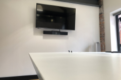 Screen-Polycom-bar-low-desk-left